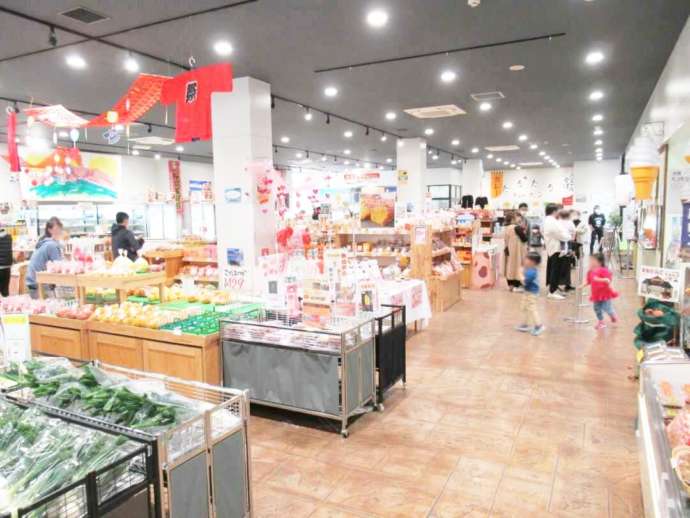 鹿児島県垂水市の「道の駅たるみずはまびら たるたるぱあく」にある物産館の様子
