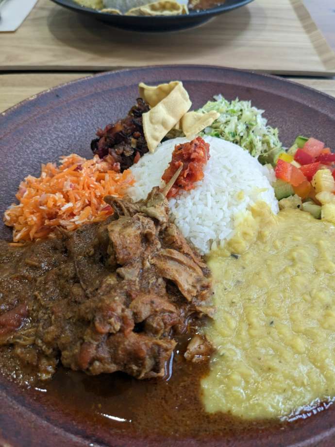 立山町にある「nilu curry」のスリランカプレート