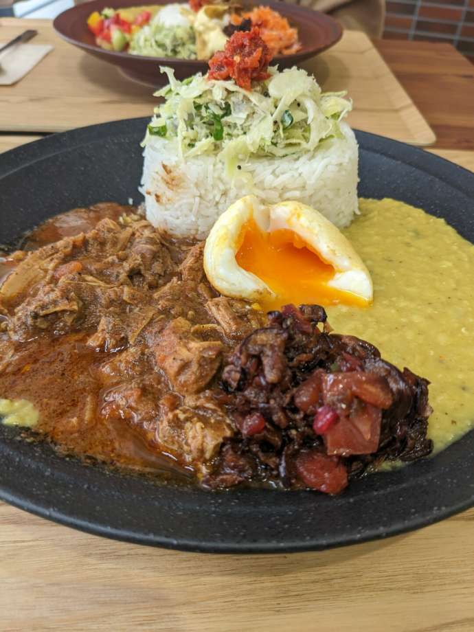 「nilu curry」のシーギリヤロックプレート