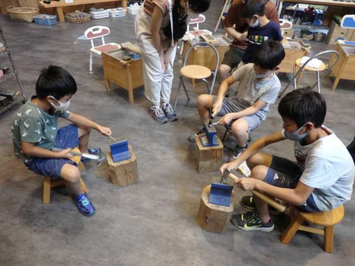 「天然砥石館」で不定期開催されるワークショップの様子（ペーパーナイフ製作）