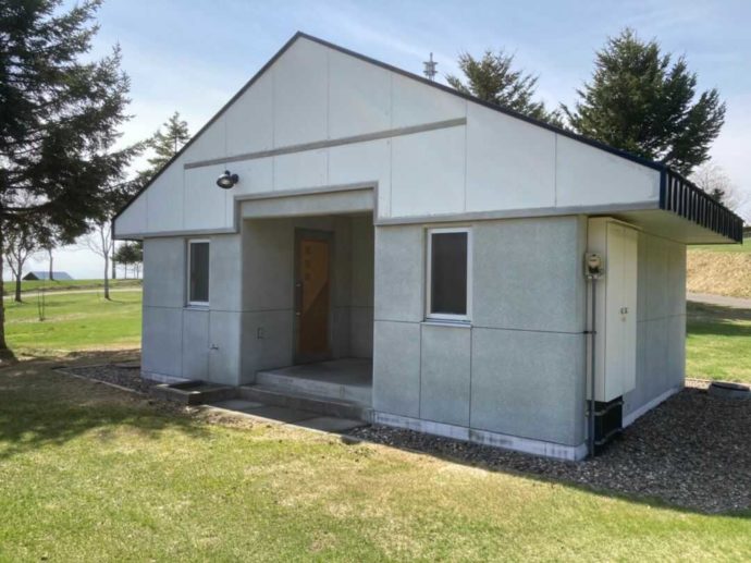 北海道網走市にある「北海道立オホーツク公園」のトイレ棟外観