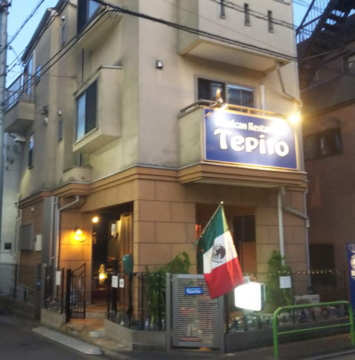夜は看板とメキシコ国旗が目を引くテピートの外観