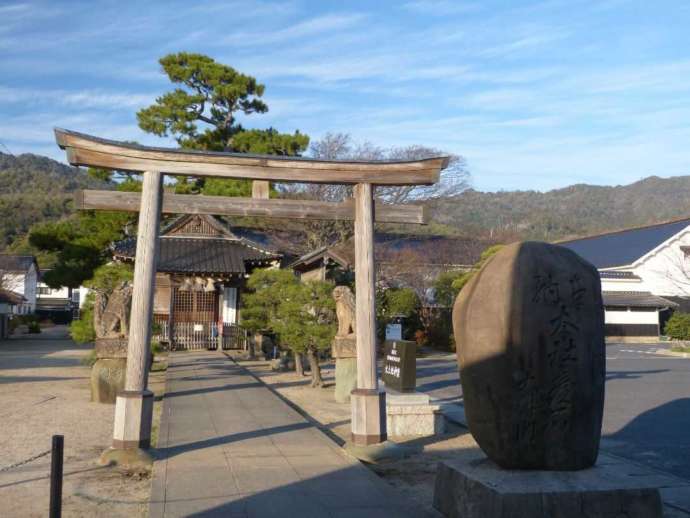 「大土地荒神社」と「手錢美術館」(右)