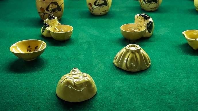 「手錢美術館」に収蔵・展示される「恵比須大黒細工盃(布志名焼)」