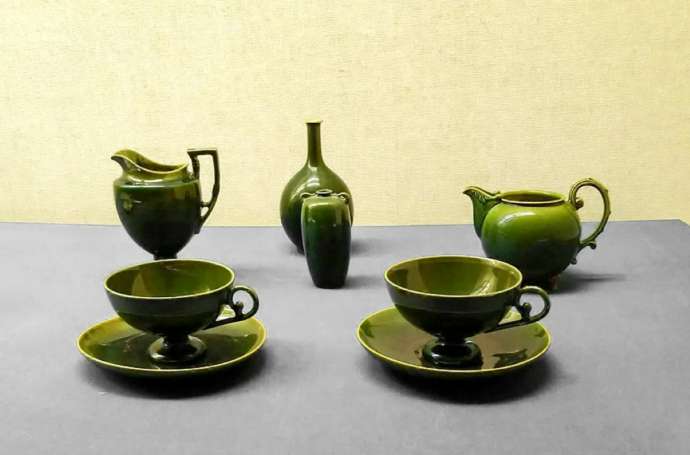 「手錢美術館」に収蔵・展示される「緑釉ティセット(布志名焼・明治時代)」