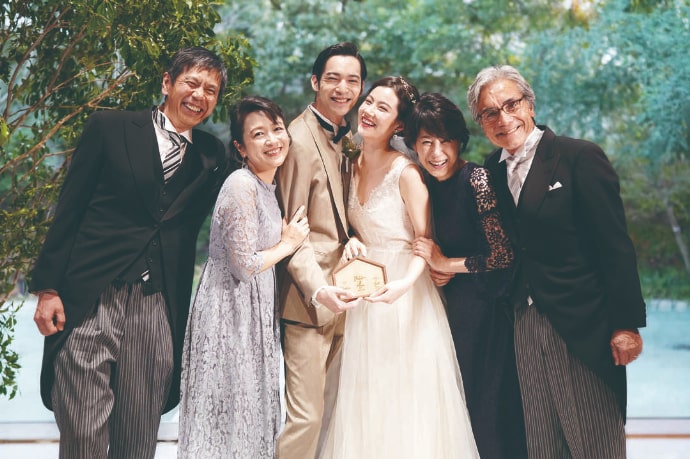 テイクアンドギヴ・ニーズで記念写真に臨む新郎新婦とゲスト