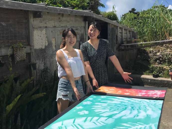 完成した太陽染を前に笑顔を見せる女性グループ