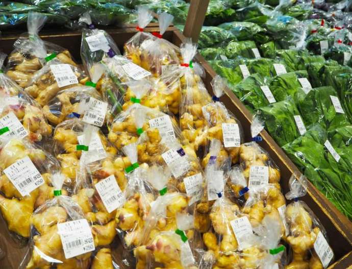 鳥羽マルシェ内直売所に並ぶ地元の新鮮野菜