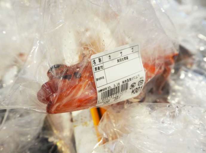 鳥羽マルシェ内直売所に並ぶ袋入りの魚カサゴ
