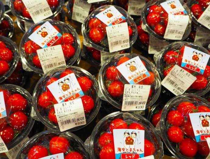 鳥羽マルシェ内直売所に並ぶミニトマト