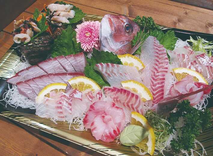 鳥羽マルシェ内直売所の鮮魚のお造り