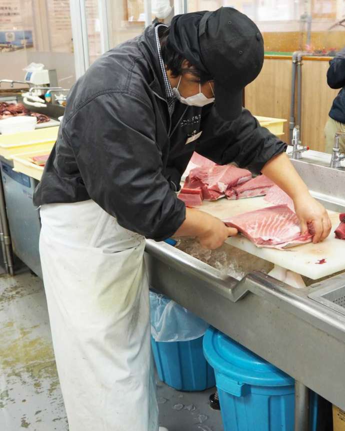 鳥羽マルシェ内で鮮魚をさばいている様子