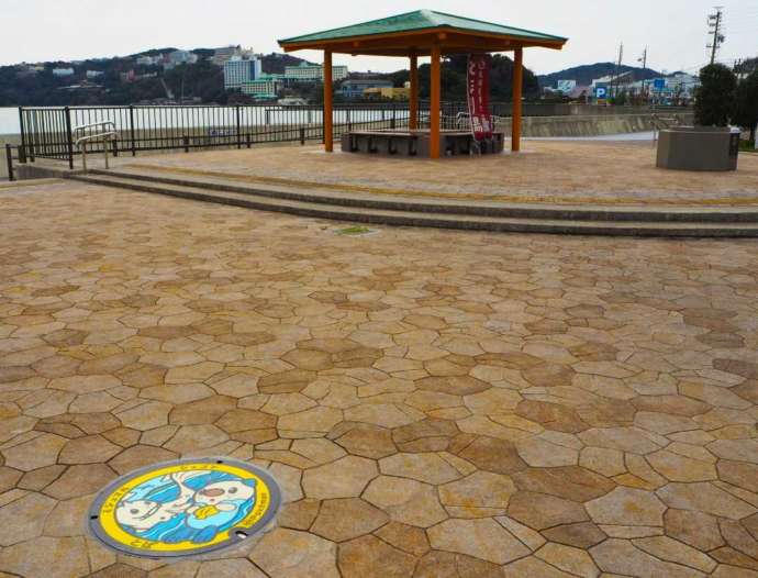 鳥羽マルシェの敷地内にある足湯とポケモンマンホール
