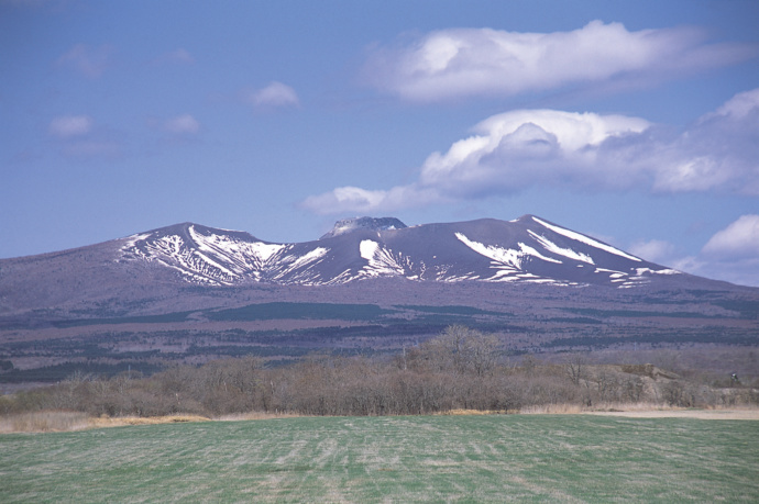 春の樽前山