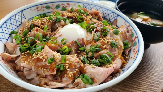 道の駅「遠野風の丘」で味わえるラムロースト丼