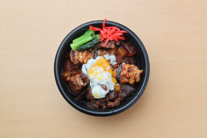 鳥益の人気メニュー「鳥益特製 焼き鳥牛すじ丼」