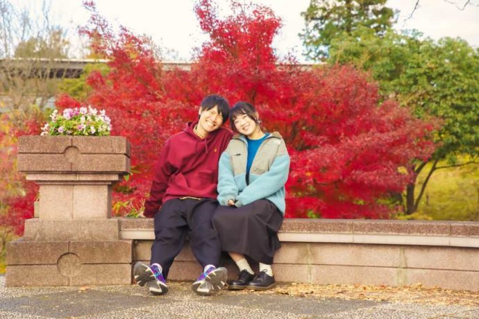 歩きやすいスニーカーで「とっとり花回廊」を訪れた笑顔で寄り添うカップル