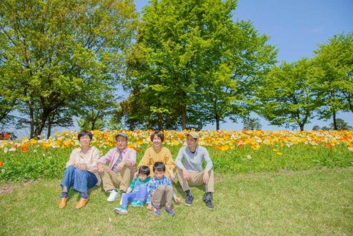 鳥取県の人気観光スポット「とっとり花回廊」に遊びにきた祖父母・父母・子供たち