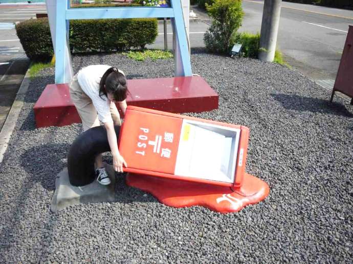 栃木県日光市の「とりっくあーとぴあ日光」にある作品・溶けるポスト