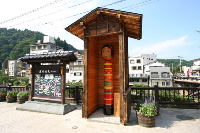 土湯温泉街の巨大こけし