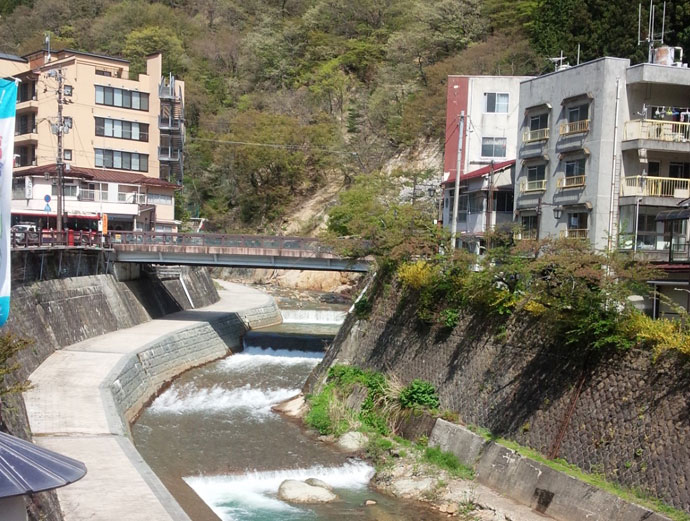 荒川と遊歩道の風景