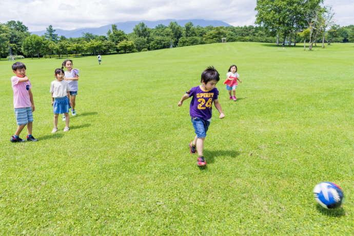 「小岩井農場」のあそび広場で子どもたちが遊ぶ様子