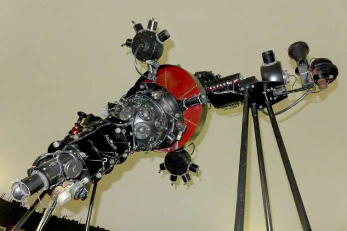 うべプラネタリウムで使用している1967年の五藤光学製「VENUS S-3」の写真