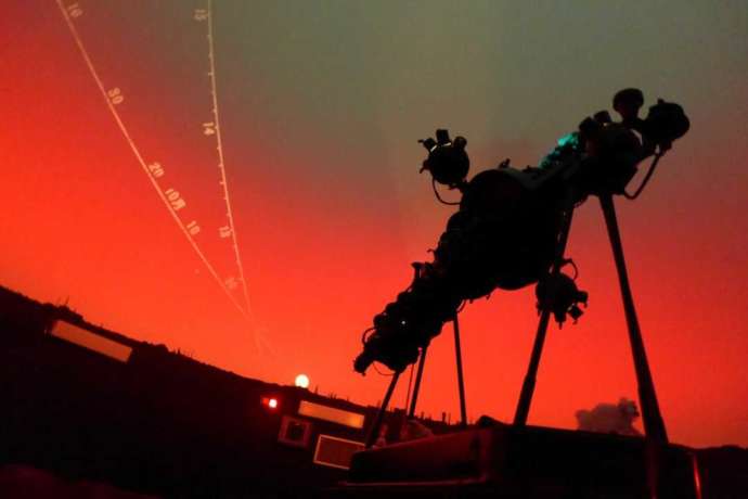 夕日の投影を背景に撮影した投影機の写真