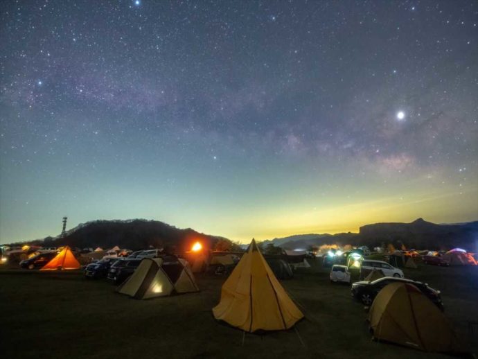 夜の荒船パノラマキャンプフィールドでは満天の星空が楽しめる