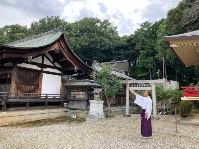 上地八幡宮で説明をする宮司の大須賀さん