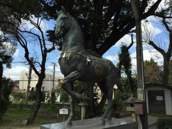 上地八幡宮で安産のご利益を受けられる神馬像