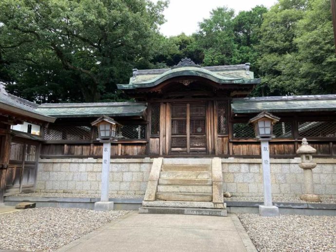 上地八幡宮の拝殿奥の斎庭