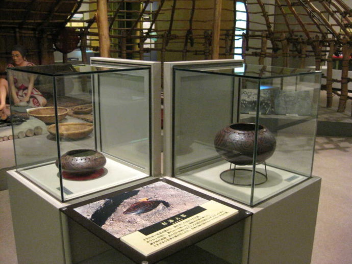 うきたむ風土記の丘考古資料館に展示されている彩漆土器