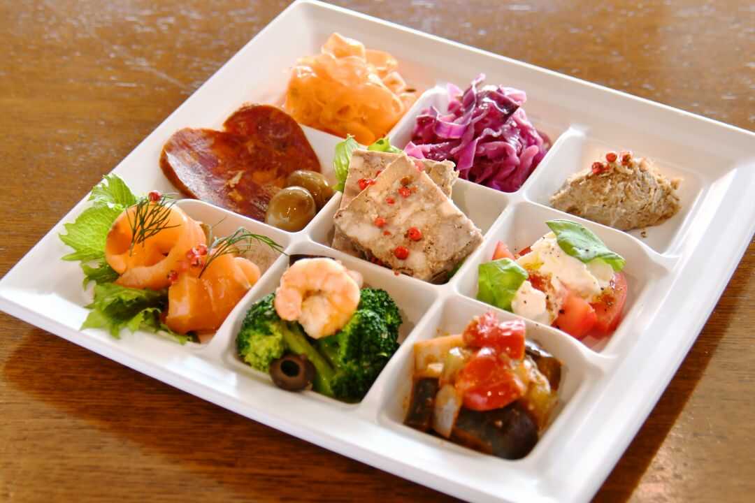 「ワインバル うららか くにたち」の前菜盛合わせ9点