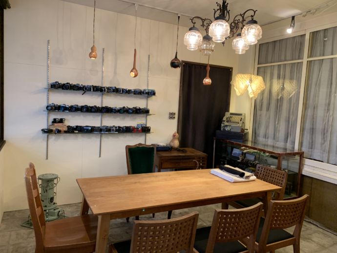 松尾カメラ時計展喫茶室の内観
