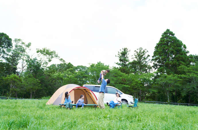 千葉市若葉区にあるキャンプ場「千葉ウシノヒロバ」でキャンプをしている家族