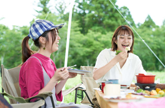 千葉市若葉区にあるキャンプ場「千葉ウシノヒロバ」でバーベキューをしている女性たち