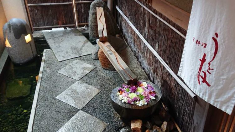 京都市伏見区、墨染駅から徒歩30秒の場所にある『京料理 うを友』の外観