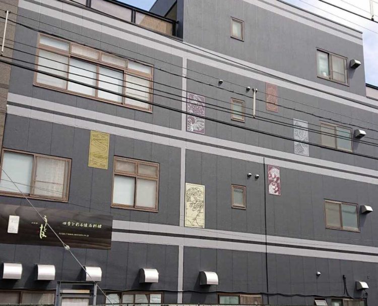 京阪の踏切のすぐ隣、駅の真ん前にある黒い建物が目印の『京料理 うを友』