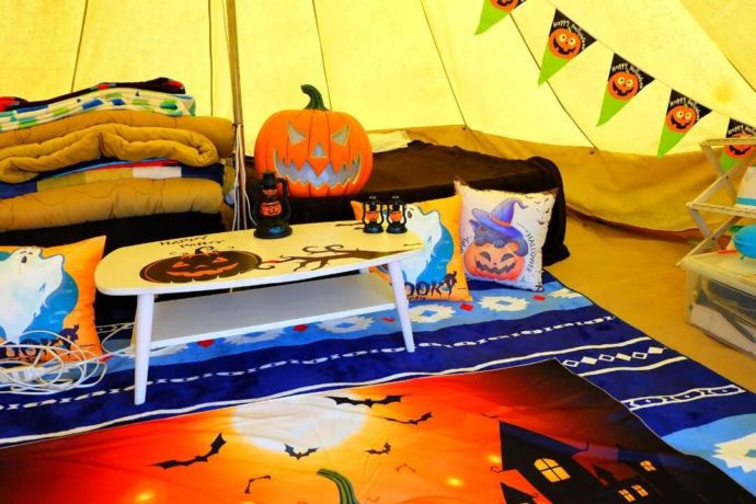 ハロウィン仕様に飾られた「GRAN BLUE」のテント内の様子