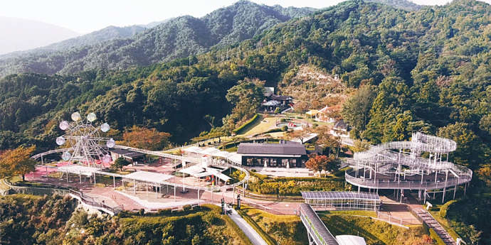 観覧車や飛龍観回廊などのアトラクションが目立つ天橋立ビューランドの全景