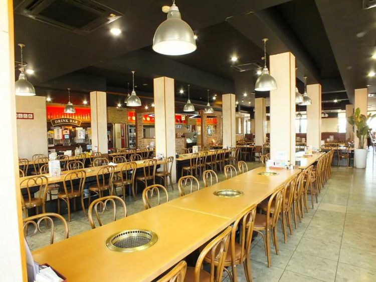 『すすめ！ヴァイキング 京都八幡店』のテーブルが並ぶ店内