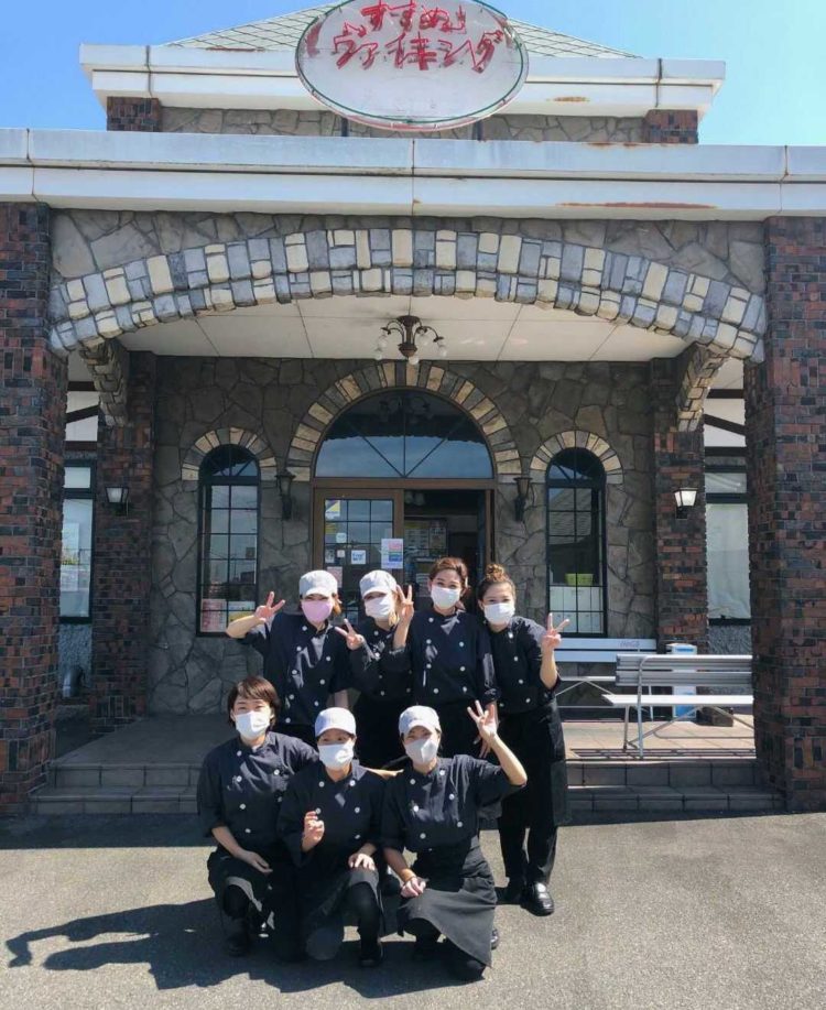 『すすめ！ヴァイキング 京都八幡店』の店舗前に集まっている笑顔のスタッフさん