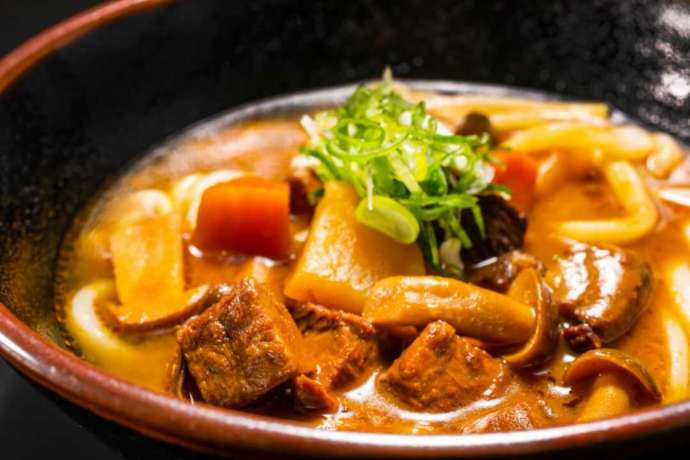 和キッチンで食べられる「はたけしめじカレーうどん」