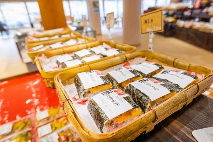 おにぎりサンドがたくさん置かれた売り場の様子