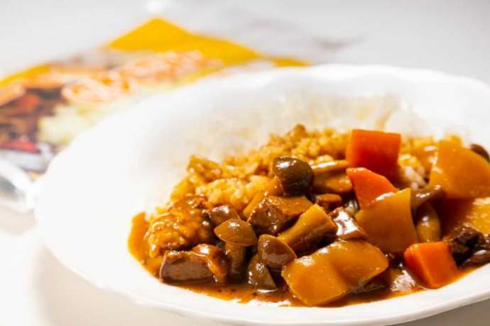 お土産で買える、レトルトのはたけしめじカレーの様子