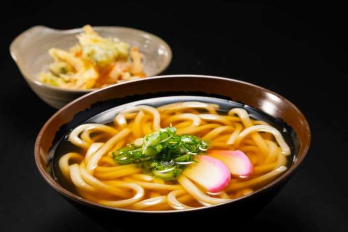 和キッチンでいただける、和知野菜の天かす付きうどん