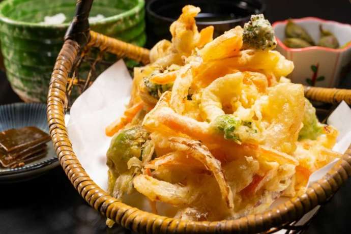毎日料理スタッフが野菜を選んで揚げる野菜天ぷら定食