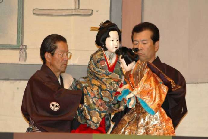 伝統芸能常設館でみられる和知人形浄瑠璃の様子