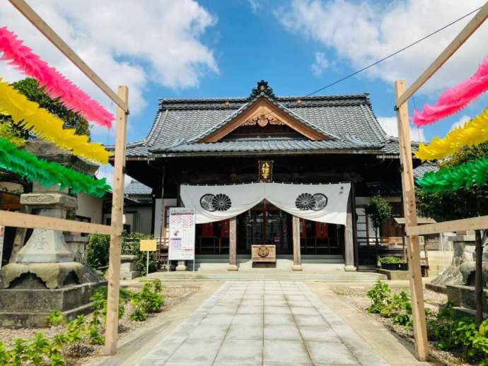 總社和田八幡宮の参道に風車が飾り付けられた様子